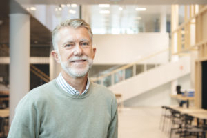 Science Parks affärsutvecklare Tomas Hagwall står i en lounge i Science Park Towers